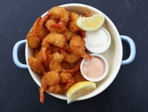Camarón apanado con cola